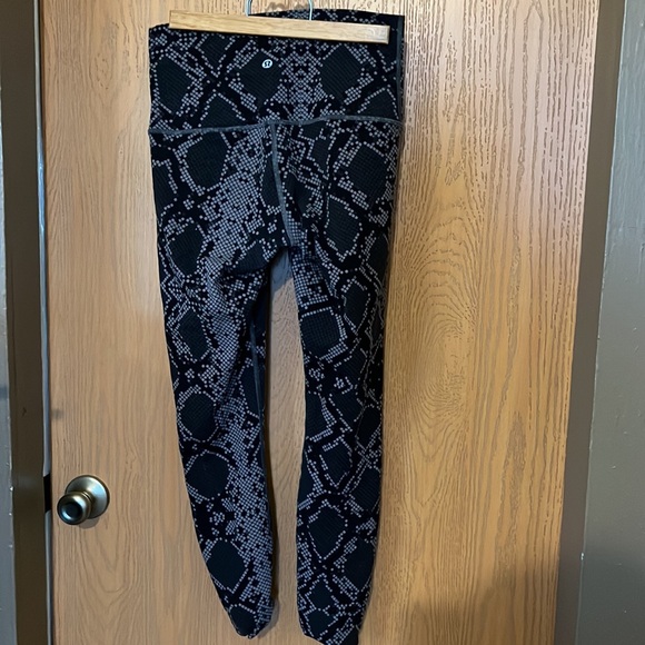 Lulu lemon size 8 - Picture 2 of 3